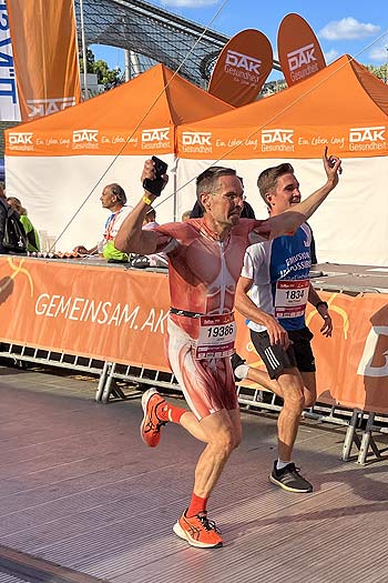 Einlauf im Olympiastadion beim b2run 2022 (©Foto:Martin Schmitz)